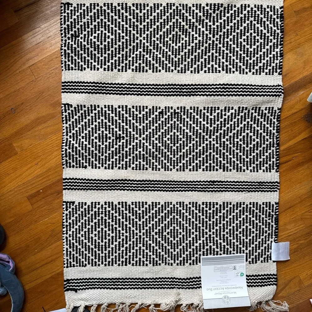 Black and White Reversible 24x36 inch Geometric Pattern Rug